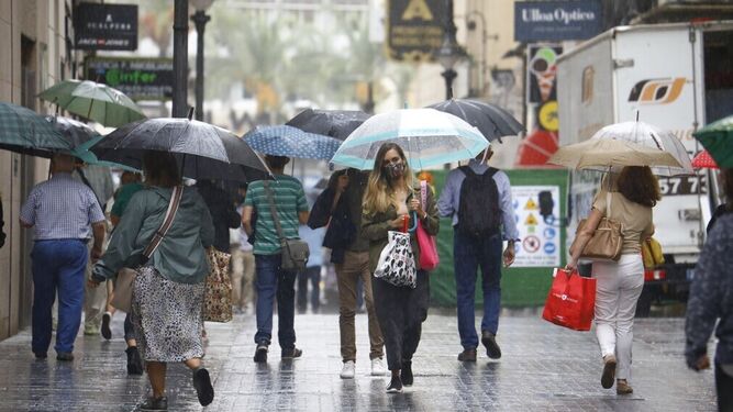 Viandantes con paraguas por el centro de Córdoba el pasado septiembre.