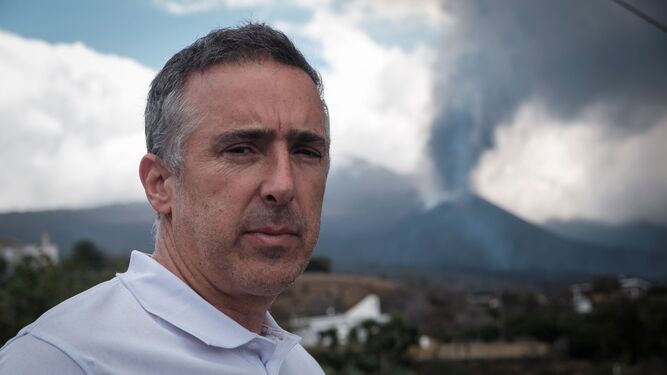 Fernando Santaella, vecino de La Palma, con el volcán Cumbre Vieja activo al fondo