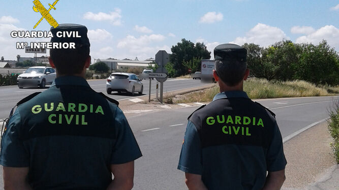 Dos agentes de la Guardia Civil en Montilla.