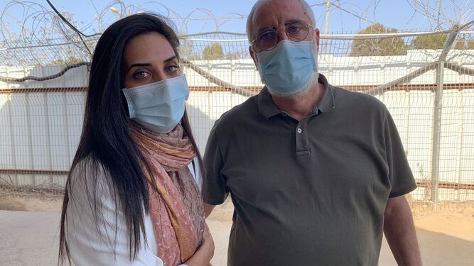 Juan y María Rishmawi, esposo e hija de la trabajadora humanitaria española Juana Ruiz, en el tribunal de la prisión militar de Ofer.