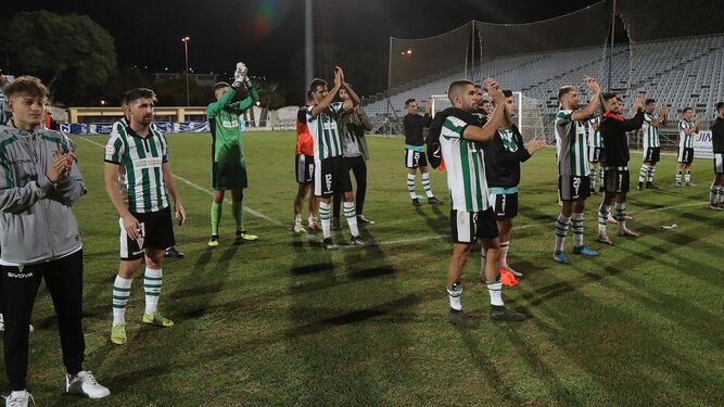 Los jugadores del Córdoba CF celebran el triunfo en Jerez de la Frontera con su afición.