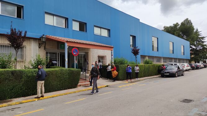 Varias personas esperan en el centro de salud de Priego de Córdoba.