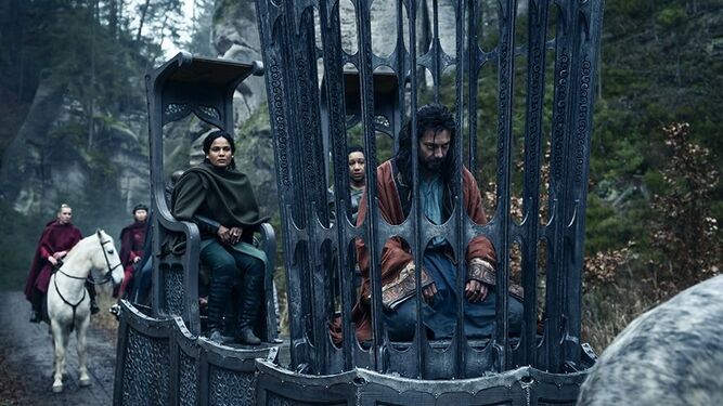 La nueva serie fantástica, ‘La rueda del tiempo’, con el andaluz Álvaro Morte (en la jaula).
