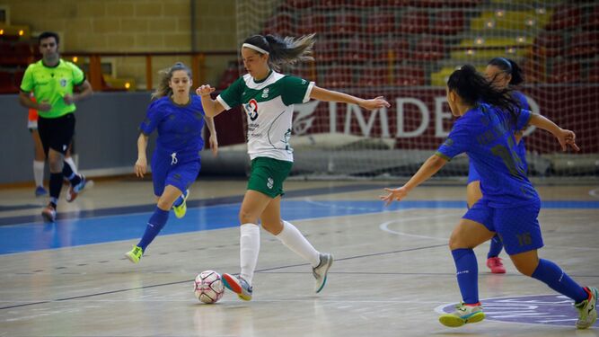 Neiva Cano, jugadora del Cajasur Deportivo Córdoba, intenta salir de la presión de varias rivales.