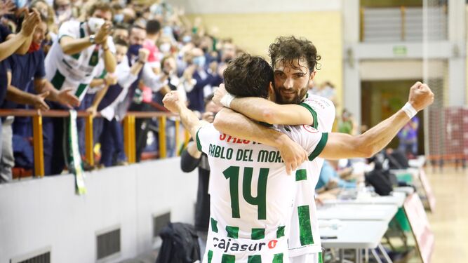 Zequi abraza a Pablo del Moral tras el gol del madrileño al Industrias Santa Coloma.