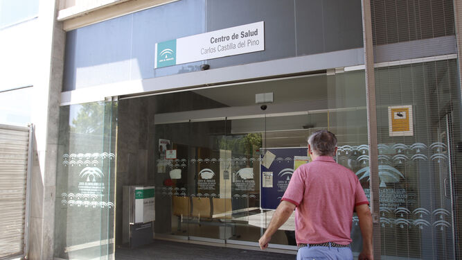 Una persona accede al centro de salud Castilla del Pino.
