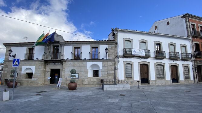 Ayuntamiento de Villanueva de Córdoba y casa del Seminario adquirida a la derecha.