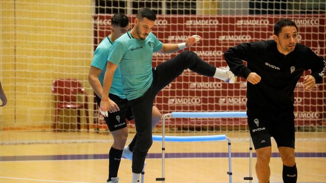 El portero del Córdoba Futsal, Cristian Ramos, calienta en un entrenamiento.
