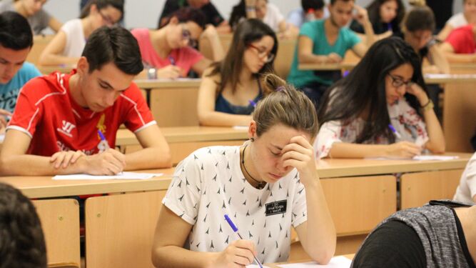 Alumnos realizando un examen de Selectividad en una facultad de la US.