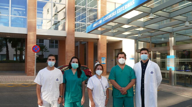 El doctor Candau y parte de su equipo a las puertas del Hospital San Juan de Dios de Córdoba