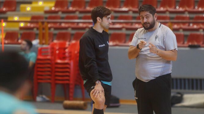 Josan González, técnico del Córdoba Futsal, conversa con Pablo del Moral en un entrenamiento.