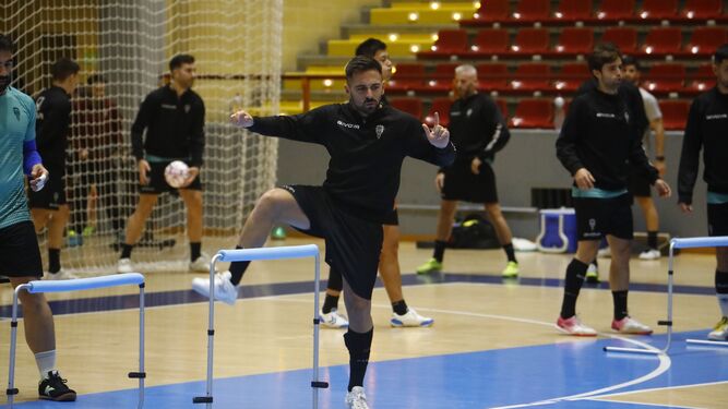 Los jugadores del Córdoba Futsal se ejercitan en Vista Alegre.