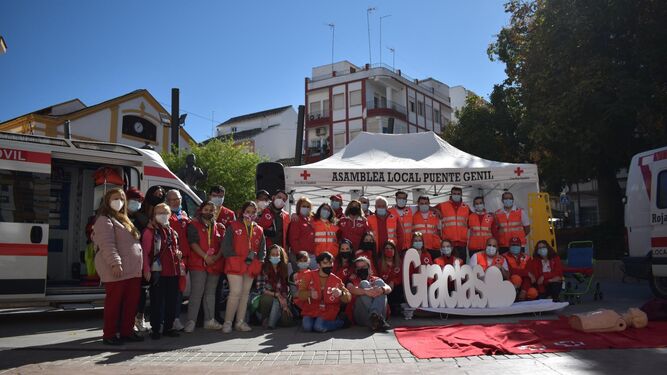 Foto grupal realizada durante la Asamblea Local de Cruz Roja en Puente Genil.