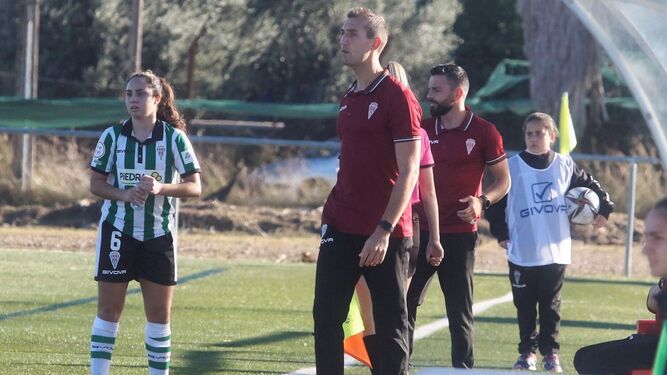 Ana Ocón, jugadora del Córdoba Femenino, junto al técnico Pepe Contreras.