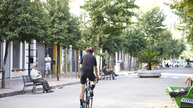 Un ciclista pasa por la Viñuela tras su peatonalización.