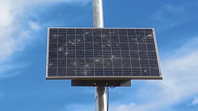Uno de los paneles solares vandalizados.