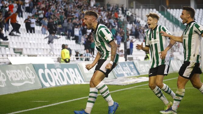 Casas, Simo y Ekaitz Jiménez celebran el segundo gol del Córdoba CF ante el Cacereño.