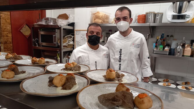 Los cocineros Paco Cabello y Kisko García en el estreno del Córdoba Califato Gourmet 2021.