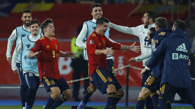 Los jugadores celebran el tanto de Morata frente a Suecia que certificaba la clasificación para el Mundial.