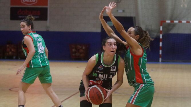 Carlota Menéndez, jugadora del Milar Córdoba BF, trata de anotar bajo el aro.