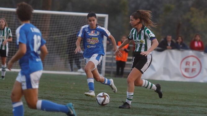 Encarni, autora del gol del Córdoba Femenino, conduce el balón en el duelo ante el Alhama.