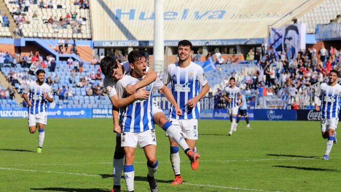 Los jugadores del Recreativo celebran su primer gol al Pozoblanco.