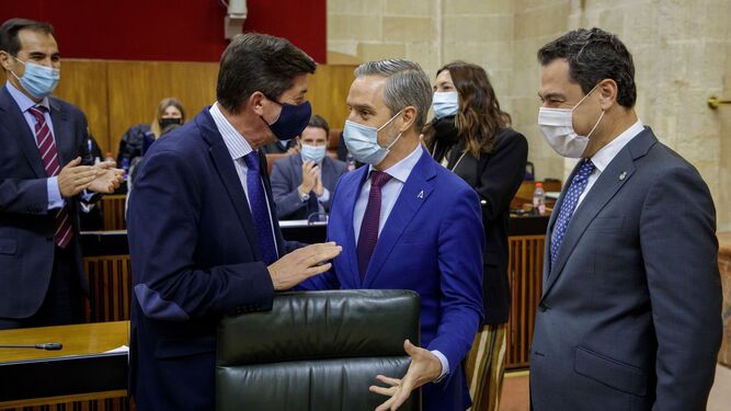 Juan Bravo, entre Juan Marín y Juanma Moreno, en el Parlamento