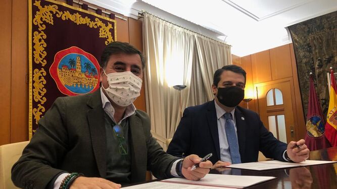 Firma del convenio entre el alcalde de Córdoba, José María Bellido, y el de Encinarejo, Miguel Ruiz Madruga.