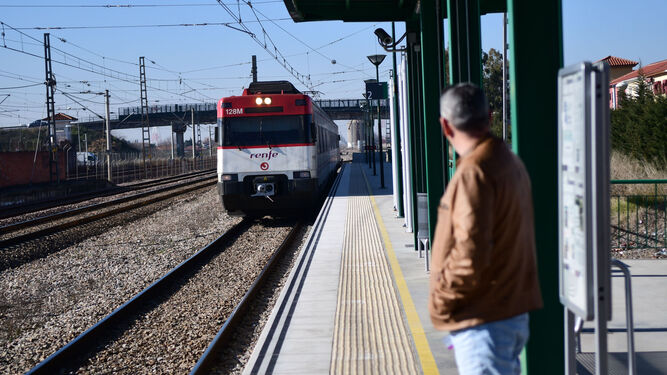 Una persona espera la llegada del tren en la estación de El Higuerón.