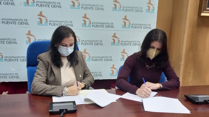 Firma del convenio entre Purificación Joyera y Ana Carrillo.