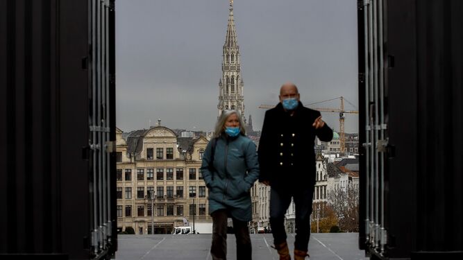 Personas con mascarilla en Bruselas.
