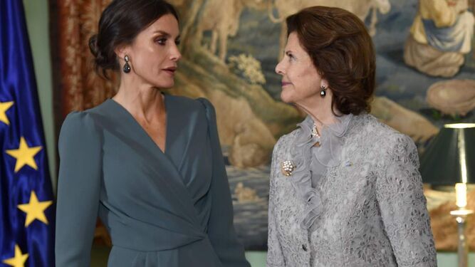 Doña Letizia conversa con Silvia de Suecia en la última recepción de su viaje oficial al país junto al Rey.