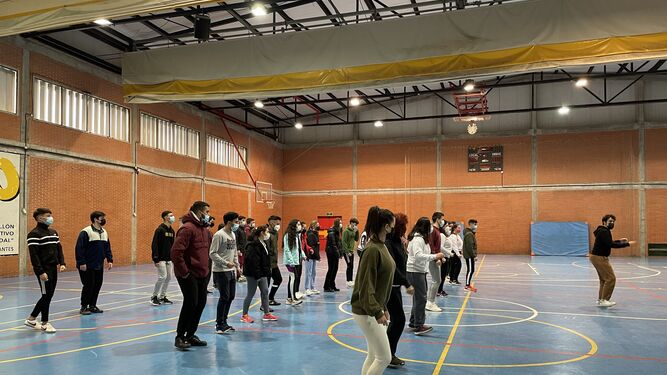 Alumnos del taller de Solo Jazz bailan en el Pabellón Polideportivo Menéndez Pidal de Córdoba.