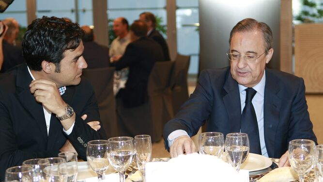 Toril dialoga con Florentino Pérez durante una comida en su etapa como técnico del Castilla.