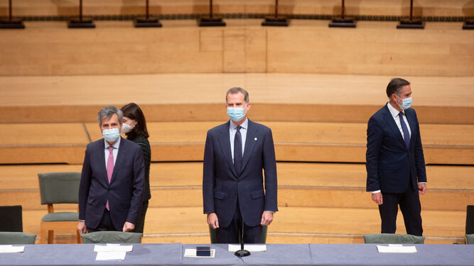 El presidente del Tribunal Supremo y del CGPJ, Carlos Lesmes, y el rey Felipe VI, ayer en la entrega de despachos a los nuevos jueces en Barcelona.