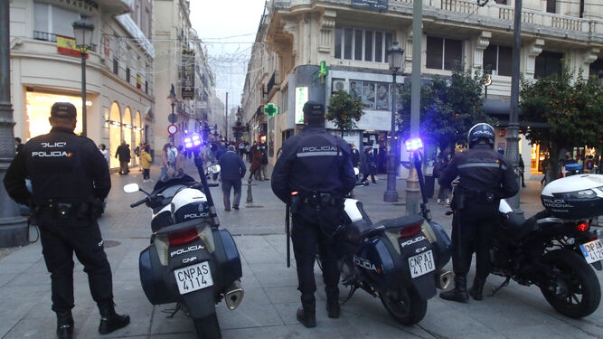 Efectivos de la Policía Nacional en la plaza de las Tendillas.