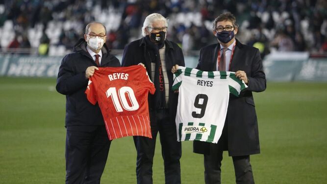 Francisco Reyes, padre de José Antonio, recibe una camiseta del Córdoba CF y otra del Sevilla.