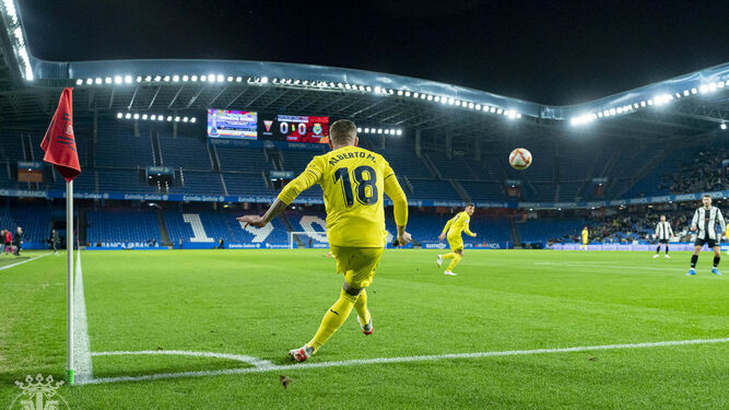 Alberto Moreno, autor de dos goles ayer, golpea el balón desde una esquina de Riazor en el Victoria-Villarreal.