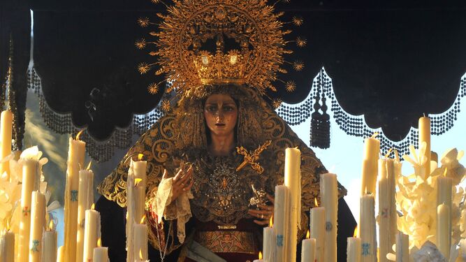 La Virgen de la Trinidad, en su paso palio durante su última salida procesional.