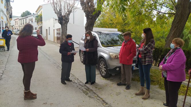 Serrano y López, en su encuentro con los vecinos de la calle Cantarerías.