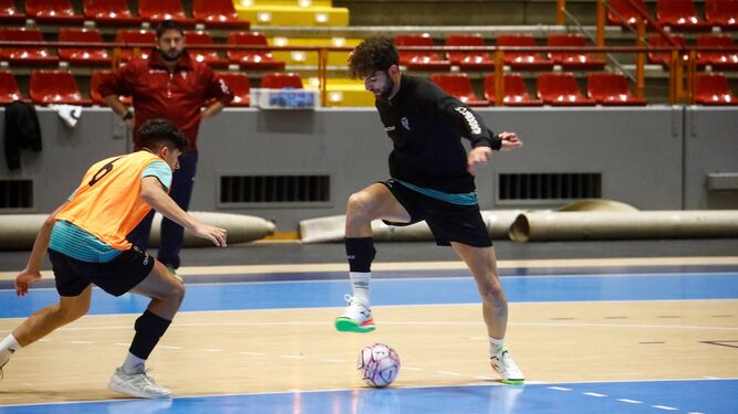 Zequi controla el balón ante el joven Joaqui, en un entrenamiento del Córdoba Patrimonio.