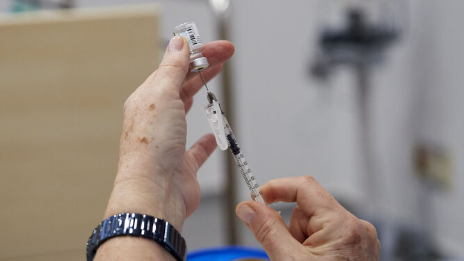 Una sanitaria sostiene una dosis de la vacuna Pfizer