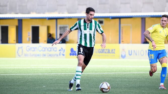 Toni Arranz avanza con el balón controlado en el partido ante Las Palmas Atlético.