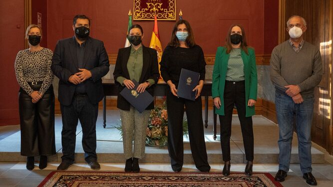 Foto de familia tras la firma del convenio entre Afanas y el Ayuntamiento isleño.