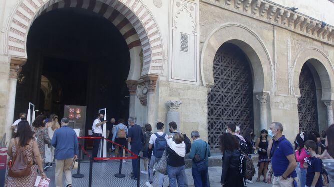 Turistas hacen cola para entrar en la Mezquita-Catedral.