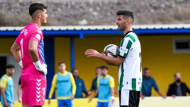 Willy habla con Alfonso, meta de Las Palmas Atlético, antes de lanzar el penalti de su décimo gol en liga.
