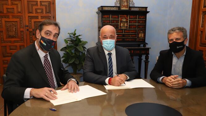 Firma del convenio entre la Diputación de Córdoba y Anfane.