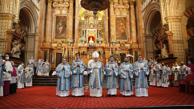 Los cinco nuevos diáconos, junto al obispo de Córdoba.