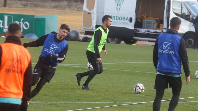 Miguel de las Cuevas controla el balón en el entrenamiento del Córdoba CF de este miércoles.