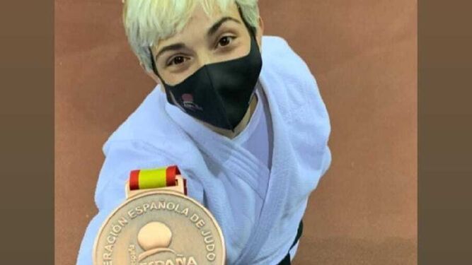 Julia Figueroa, con su medalla de bronce conseguida en el Campeonato de España de judo.
